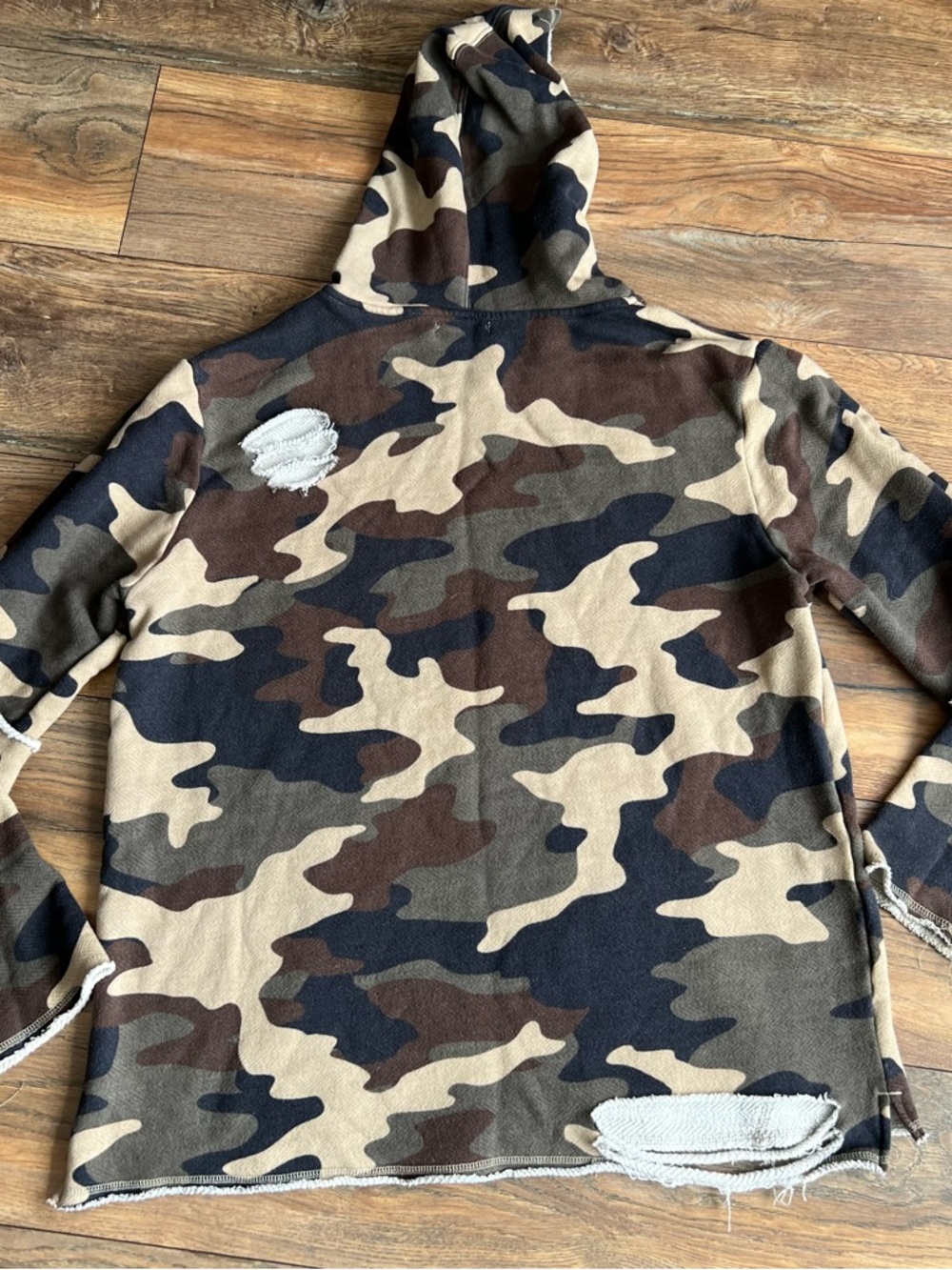 Elwood men’s Medium Camo Hooded Pullover with Distressed Accents pocket